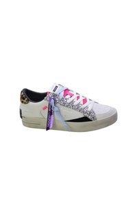 Sneaker bianca con dettagli in glitter, lacci rosa e blu, tallone con stampa leopardata e dettagli neri sui lati. Suola testurizzata per una migliore aderenza.