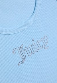 Ανοιχτό μπλε ριμπ ύφασμα με στρογγυλή λαιμόκοψη και τη λέξη «Thriller» γραμμένη με μικρές στρας.