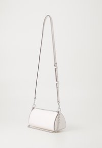 Rectangular handbag in light pink leather with a smooth texture. Features a silver chain accent and an adjustable strap. Zipper closure.