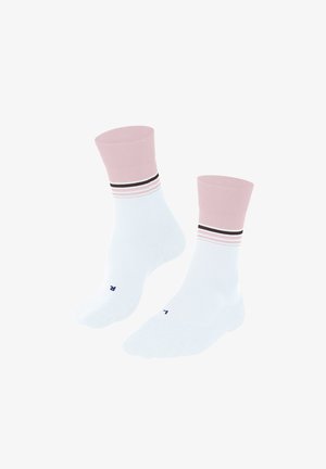 Paar weiße Socken mit pinkfarbenen Bündchen und schwarzen sowie pinken Streifen, an den Zehen mit blauem L und R für linken und rechten Fuß beschriftet.