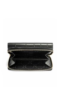 Czarny portfel na zamek błyskawiczny z teksturą krokodyla, otwarty, aby pokazać pusty środek z wieloma przegródkami i wzorzystą podszewką.