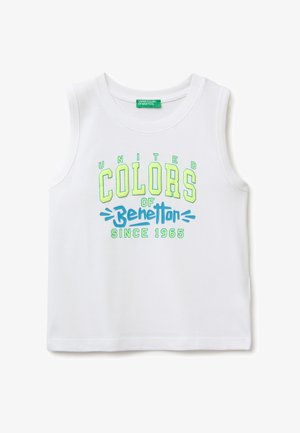 Biała koszulka bez rękawów z napisem „United Colors of Benetton Since 1965” w żółto-niebieskich kolorach na przodzie.