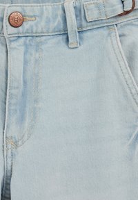 Jasnoniebieskie szorty dżinsowe z zapięciem na guzik, szlufkami na pasek oraz subtelnym przeszyciem przy kieszeniach i szwach. Miękka tekstura.