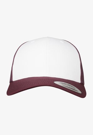 Casquette blanche avec une visière bordeaux et un dos en mesh. L'avant est structuré, avec un bord plat et des trous de ventilation.
