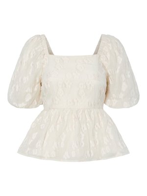 Hvit topp med pufferm og firkantet utringning, som har et teksturert blomster mønster og en samlet peplum nederdel.