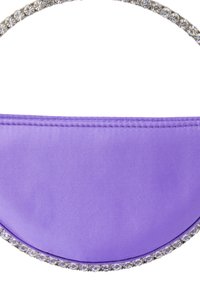 Lila selyem clutch félkör alakú, kristállyal díszített fogantyúval a részletek fokozásáért. Sima textúrájú, varrott szélekkel.