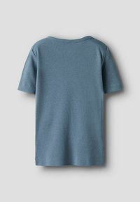 Mėlyna raštuota trumpa rankovė marškinė su apvalia iškirpte. Nugaros vaizde matoma lygi, švelni tekstūra ir tiesi apatinė kraštinė.