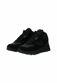 Zapatillas deportivas negras hechas de ante y materiales sintéticos, con punta redondeada, cordones y suelas texturizadas para mayor tracción.