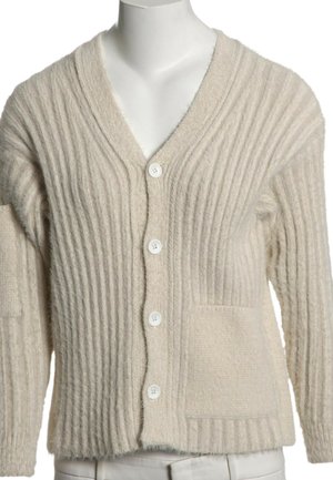 Cardigan en maille côtelée beige avec col en V, boutons sur le devant, manches longues et une poche plaquée côté droit.