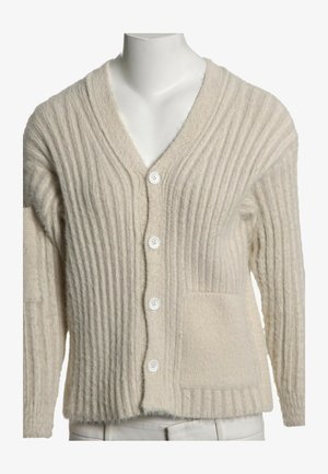 Cardigan en maille côtelée beige avec col en V, boutons sur le devant, manches longues et une poche plaquée côté droit.