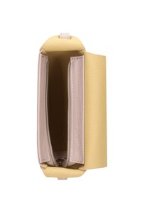 Žlutá kožená kabelka s hladkým povrchem, s světle růžovým interiérem a zipovou kapsou pro bezpečné uložení.