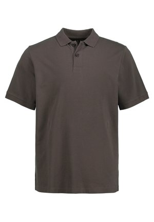 Camisa polo marrón de tela ligera, con cuello, manga corta, tres botones y dobladillo recto.