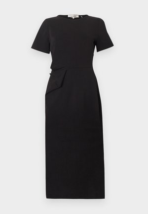 Robe midi noire à manches courtes, col rond, taille cintrée et détail de poche asymétrique sur le côté gauche.