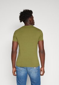 Guess CORE TEE - T-shirts - green stone
