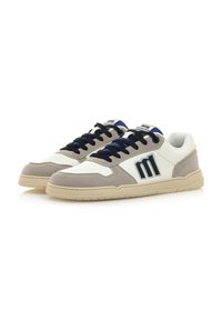 Niedrigschuh-Sneaker aus weißem Leder mit grauen Wildlederakzenten, schwarzen Schnürsenkeln und einem marineblauen Logo an der Seite. Gummisohle.