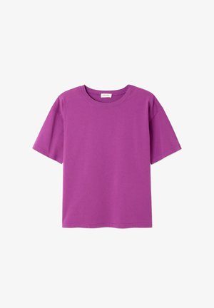 Fialové tričko s krátkym rukávom a okrúhlym výstrihom z bavlny so rovnakým lemom a malou bielou štítkom vo vnútri goliera.