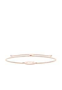 Bracciale in oro rosa con un pendente ovale piatto caratterizzato da incisioni di stelle, montato su una delicata catena con accenti di perline e chiusura regolabile.