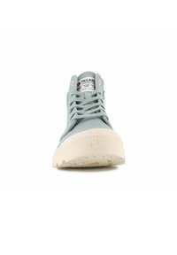 Sneaker alta in tela azzurro chiaro con suola in gomma bianca, punta arrotondata e occhielli metallici. Presenta il logo sulla linguetta e sul lato.