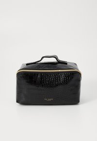 Bolso de maquillaje negro de piel sintética con un patrón de cocodrilo texturizado, cremallera dorada y asa en la parte superior. Presenta el nombre de la marca grabado en la parte frontal.