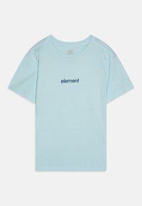Camiseta de algodón azul claro con mangas cortas, escote en forma de barco y logotipo bordado "element" en azul oscuro en el frente.