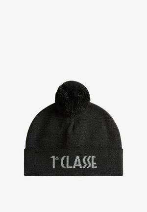Cappello berretto nero in maglia con un grande pon pon testurizzato sulla sommità e un logo grigio "1st CLASSE" ricamato sul risvolto piegato.