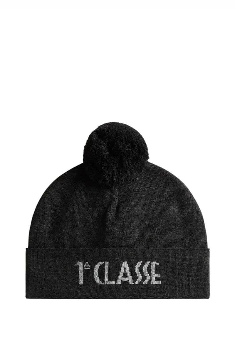 Cappello berretto nero in maglia con un grande pon pon testurizzato sulla sommità e un logo grigio "1st CLASSE" ricamato sul risvolto piegato.