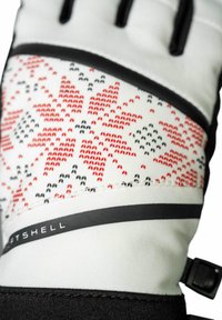 Schneehandschuh mit einem Softshell-Design, weißen Stoff und roten sowie schwarzen Schneeflockenmustern, verstärkten schwarzen Akzenten und verstellbarem Handgelenkriemen.