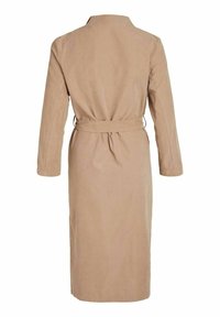 Beige lång kappa med skärp i midjan, gjord av mjukt material, med långa ärmar och krage, designad utan synliga stängningar.