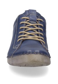 Modrá kožená bota s béžovými šňůrkami, kulatou špičkou, kontrastním šitím a texturovanou šedou podešví. Má smyčku na patě pro snadné obutí.