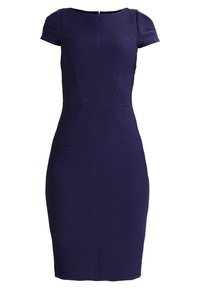 Robe moulante bleu marine à manches courtes, avec des rayures horizontales texturées et une silhouette ajustée. Elle présente une fermeture éclair au dos et des détails de coutures.