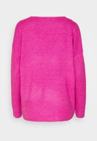 Jasnoróżowy, długi sweter z długim rękawem, luźny krój i okrągły dekolt, przedstawiony z tyłu na jednolitym białym tle.