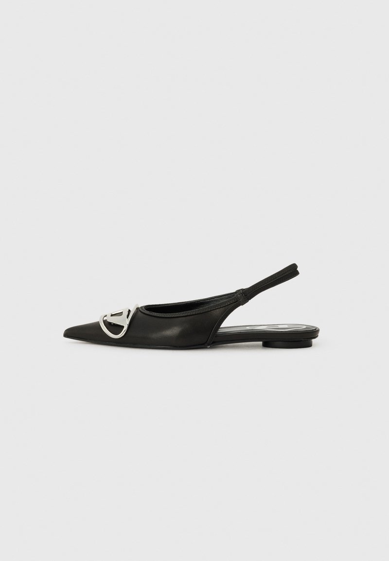 Sandal de salto baixo, em preto, com bico fino e detalhe em logotipo metálico na parte da frente. Feita de couro liso com um acabamento elegante.