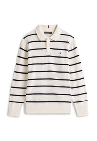 Λευκό πόλο μπλουζάκι με μακριά μανίκια, μαύρες οριζόντιες ρίγες, δύο κουμπιά στο στήθος και μικρό  λογότυπο σημαίας στην αριστερή πλευρά του στήθους.