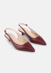 Sandale cu toc din piele bordeaux, cu vârfuri ascuțite, toc mic și deschidere în spate. Textură netedă, design minimalist.