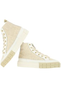 Beige hoge sneakers met een textuurstof bovenwerk, witte rubberen zool, gouden veterogen en beige veters. Vierkant patroon op de zool voor grip en traction.