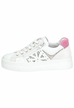 Sneaker bianco con accenti rosa, tomaia in suede e pelle, tagli decorativi, dettagli glitterati e lacci rotondi. Suola in gomma per una buona aderenza.