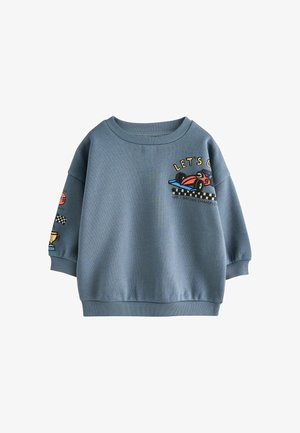 Blå sweatshirt med grafik af racerbiler og ternet flag samt tekst "Let's Go" og "No.1 Racing Champion" på front og ærme.