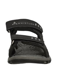 Svarta sandaler med tre justerbara kardborreband, texturerade sulor och en logotyp på remmen. Materialet verkar syntetiskt och hållbart.