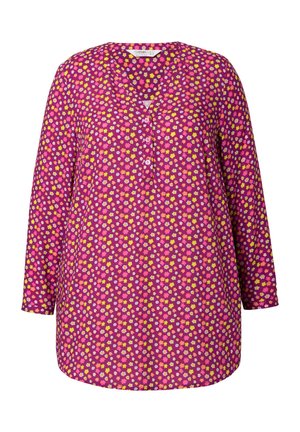 Blusa a maniche lunghe in magenta con un motivo floreale in rosa, giallo e bianco. Caratterizzata da un collo a V e cinque bottoni frontali.