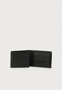 Μαύρο πορτοφόλι από δέρμα, υφή επιφάνειας, δίπτυχο σχέδιο, διαθέτει πολλές θήκες για κάρτες και ξεχωριστό διαμέρισμα με κλείσιμο με κουμπί.