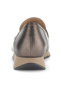 Metallisch bronze Schuh mit glatter Textur, niedrigem Profil und Gummi-Sohle. Verfügt über eine abgerundete Spitze und eine weiche Innenauskleidung.