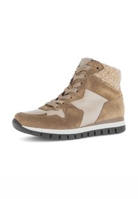 High-top sneakers met een combinatie van bruine suede en beige leer, gestructureerde kraag, vetersluiting en een zwarte rubberen zool.
