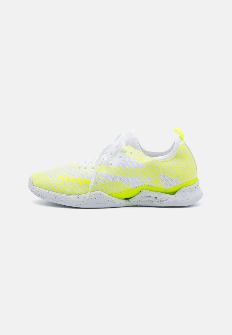 Scarpa atletica bianca con tomaia a motivo giallo e grigio, design con lacci e suola texturizzata. Presenta un'etichetta di estrazione e un marchio sul lato.