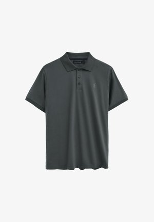 Donkergrijs poloshirt met korte mouwen, drie knopen en een klein geborduurd golferlogo op de linkerborst.
