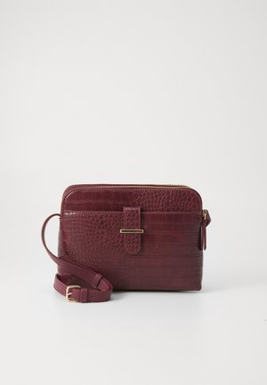 Bolso bandolera rectangular burdeos con textura de cocodrilo, solapa frontal con cierre dorado, cremallera superior y correa ajustable con hebilla.