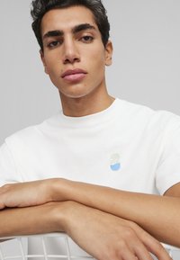 Puma DOWNTOWN LOGO - Marškinėliai su spaudiniu - white
