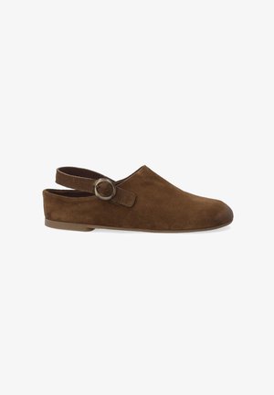 Hnědá semišová slingback obuv s kulatou špičkou, plochým podpatkem a zaobleným sponovým akcentem na pásku. Hladký povrch s minimálním designem.