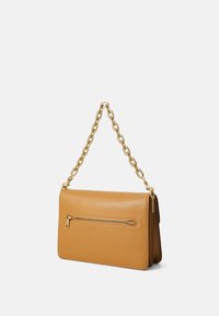 COACH SOFT GRAIN CHAIN TABBY SHOULDER BAG - Kézitáska - honey brown
