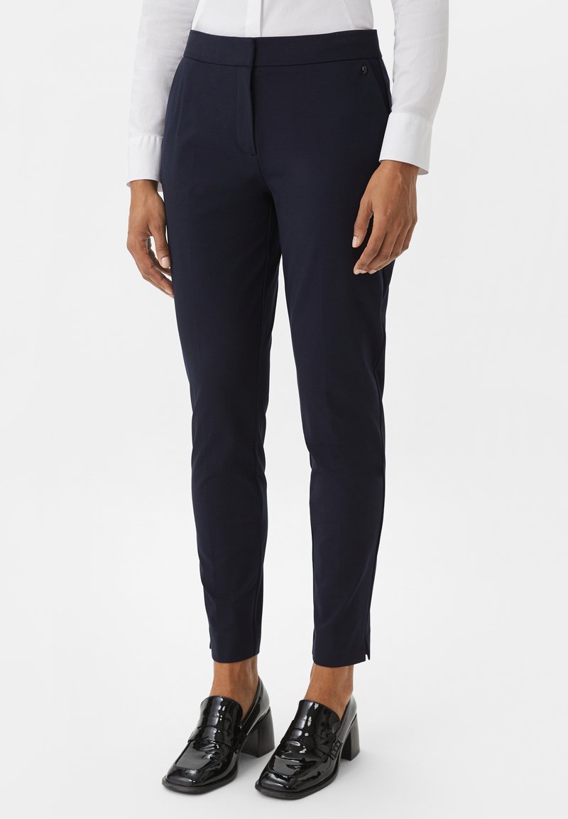 Marineblauwe op maat gemaakte broeken van een zachte stof, slim fit met een platte voorkant, voorzien van zijzakken en kleine splitjes bij de enkel.
