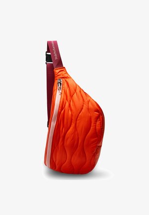 Padded pomarańczowa torba na ramię z pikowaną teksturą, różowym suwakiem i bordowym paskiem z logo "Peak Performance".